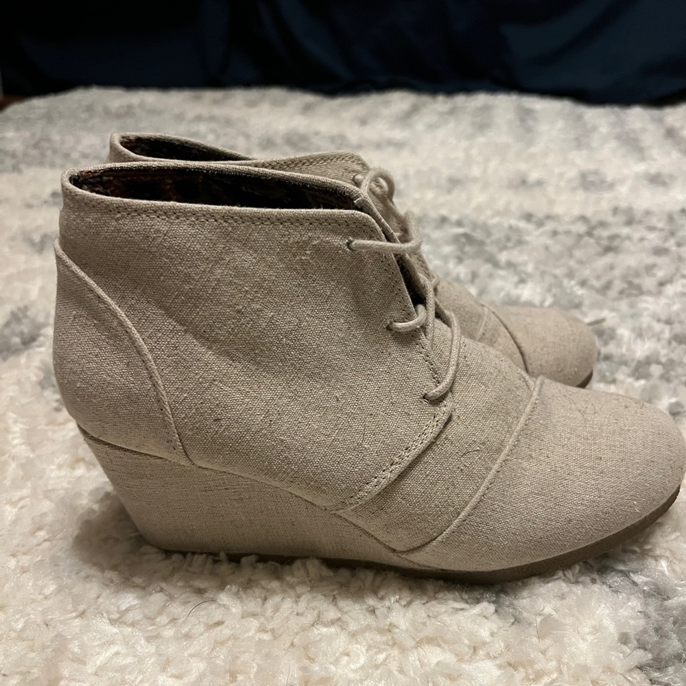 Classified canvas wedges. Tan, size 10